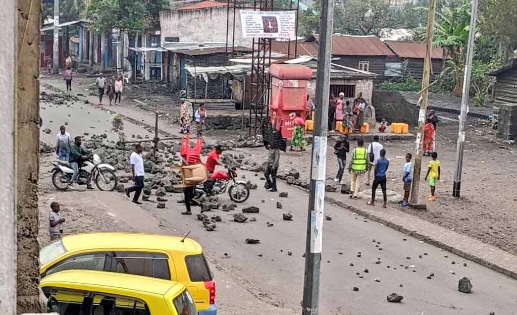 Derzeit erleben die Stadt GOMA und die ländlichen Bezirke von Nyiragongo an ihrer Grenze eine nie gekannte Unsicherheit aufgrund der aktiven Präsenz der Wazalendo. Die Fdlr. und das Militär versammelten sich dort ohne jegliche Unterstützung. Überall eskalieren die Demonstrationen