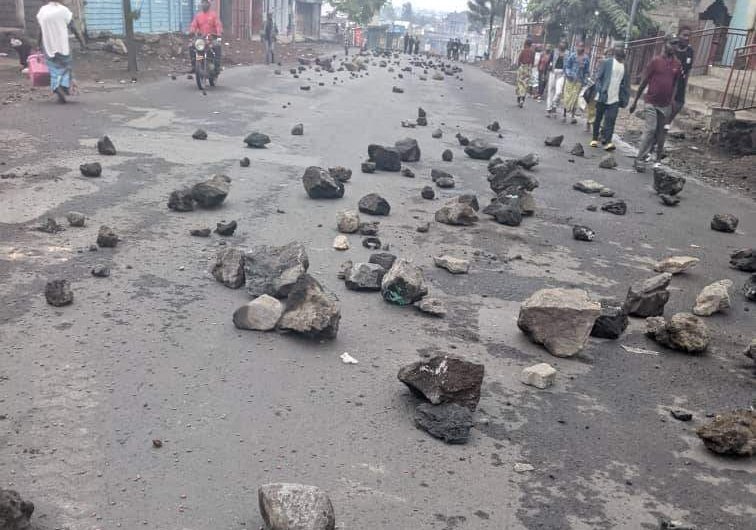 En estos momentos, la ciudad de GOMA y los distritos rurales de Nyiragongo, que se encuentran en sus límites, están viviendo una inseguridad que nunca habían conocido debido a la presencia activa de los Wazalendo. Las FDL y los militares se han reunido allí sin ningún apoyo. Las manifestaciones están degenerando por todas partes.