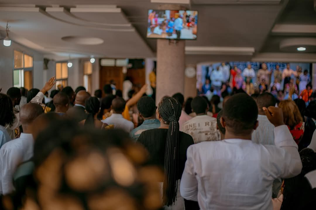 Goma: Die Kirche „8e CEPAC La Source hat heute Morgen die Aussetzung ihrer Gottesdienste aufgrund der Sicherheitslage in der Stadt bekannt gegeben. Beamte erklärten, dass die Gläubigen aufgefordert seien, weiterhin von zu Hause aus zu beten. Der derzeit laufende Gottesdienst auf Suaheli wurde ebenfalls ausgesetzt. Die Kirche ruft zur Wachsamkeit auf und fordert die Gläubigen auf, für Frieden und Sicherheit in der Stadt zu beten.