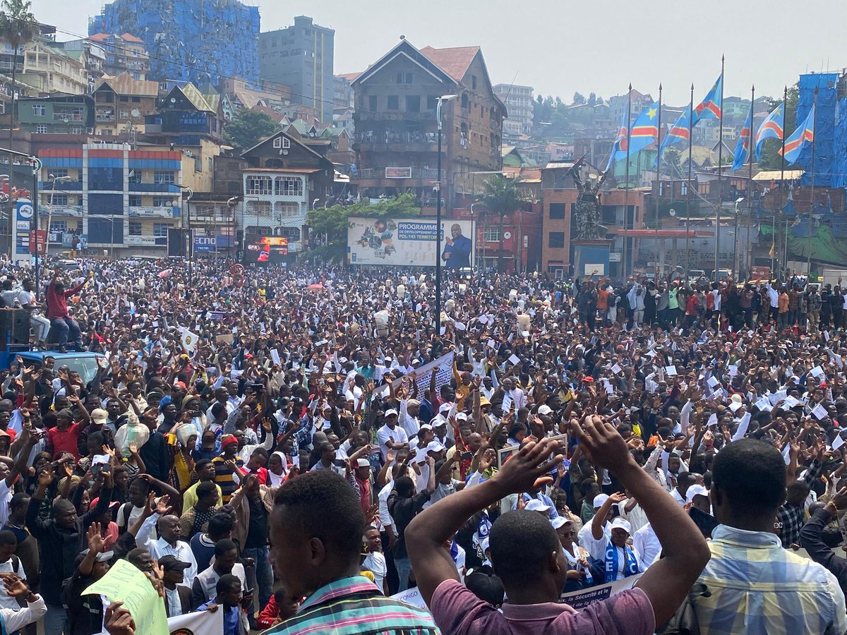 En Bukavu, miles de personas han salido a la calle para protestar contra el ataque del M23 y la RDF a Goma y afirman que el este del Congo forma parte de la RDC no es una RDC sin el Este. Aumenta el temor de que Ruanda pretenda anexionarse toda la región de Kivu.