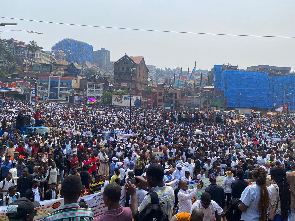 En Bukavu, miles de personas han salido a la calle para protestar contra el ataque del M23 y la RDF a Goma y afirman que el este del Congo forma parte de la RDC no es una RDC sin el Este. Aumenta el temor de que Ruanda pretenda anexionarse toda la región de Kivu.