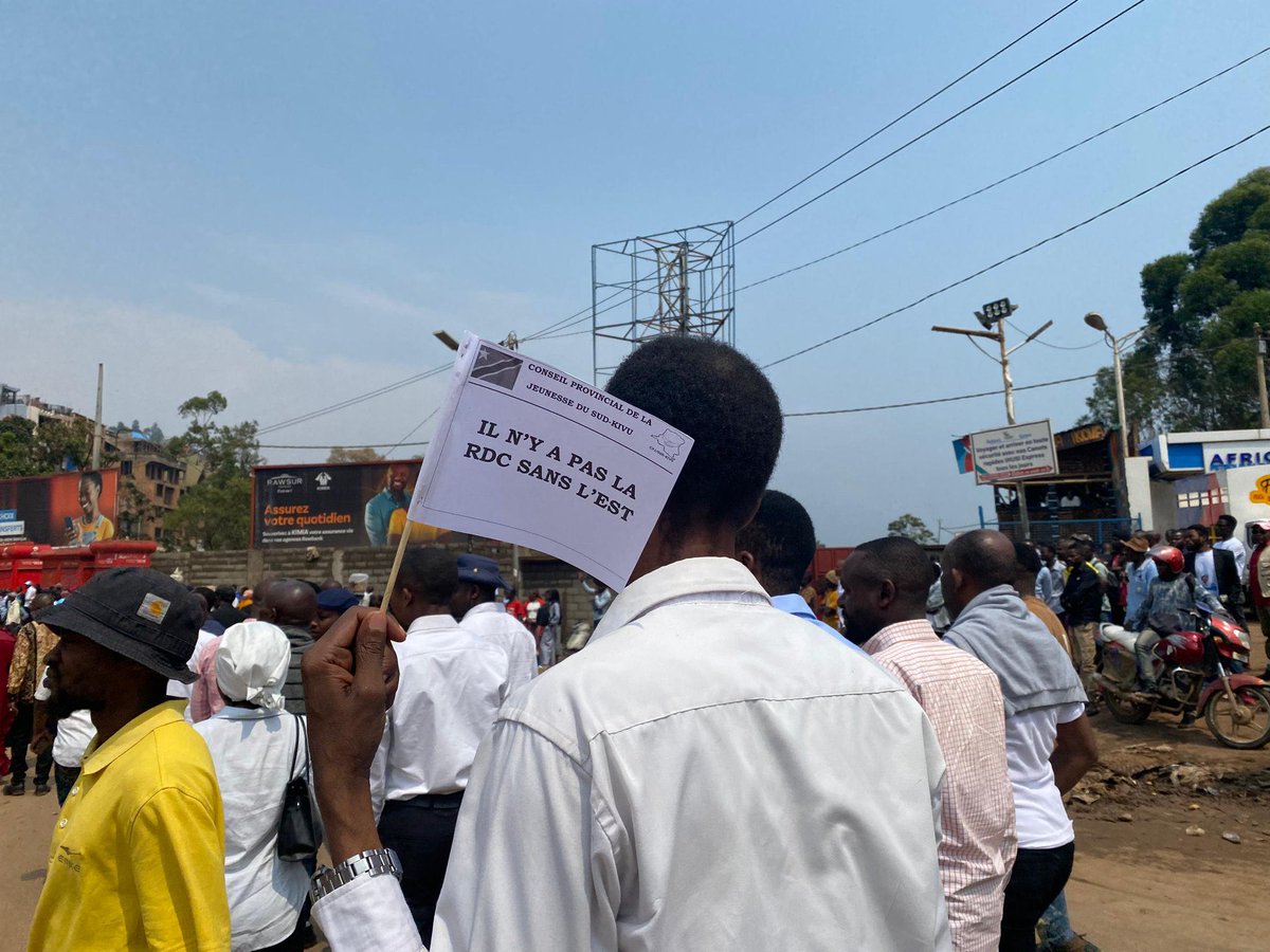 En Bukavu, miles de personas han salido a la calle para protestar contra el ataque del M23 y la RDF a Goma y afirman que el este del Congo forma parte de la RDC no es una RDC sin el Este. Aumenta el temor de que Ruanda pretenda anexionarse toda la región de Kivu.