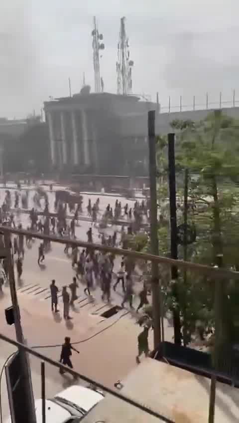 RD Congo: las protestas contra el M23/Ruanda continúan en la capital congoleña, Kinshasa, por segundo día. Los manifestantes se concentran ahora también frente a las embajadas occidentales