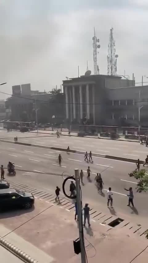 RD Congo: las protestas contra el M23/Ruanda continúan en la capital congoleña, Kinshasa, por segundo día. Los manifestantes se concentran ahora también frente a las embajadas occidentales