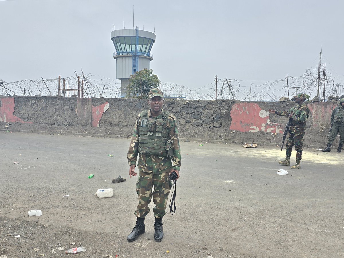 Tras una intensa lucha, Goma está finalmente bajo el control total del M23. El portavoz militar de la AFC/M23, el teniente coronel Willy Ngoma, es visto en el aeropuerto