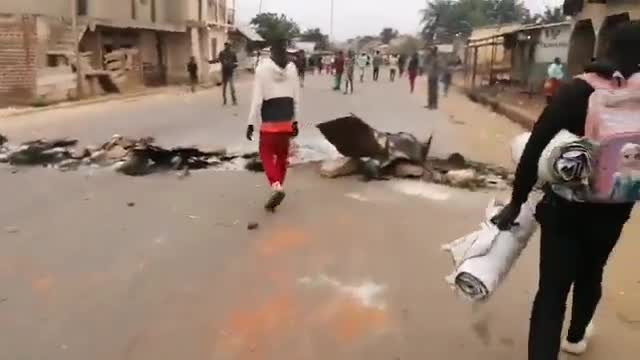 RD Congo: En Boma (provincia del Congo Central), se levantaron barricadas y algunas unidades policiales fueron incendiadas durante las protestas por la persistente inseguridad.