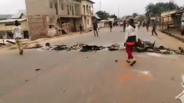 RD Congo: En Boma (provincia del Congo Central), se levantaron barricadas y algunas unidades policiales fueron incendiadas durante las protestas por la persistente inseguridad.