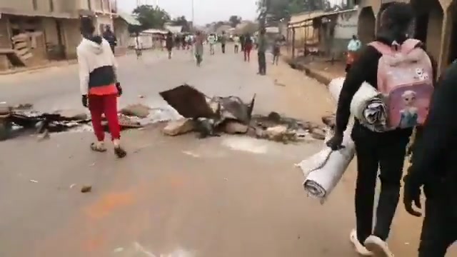 RD Congo: En Boma (provincia del Congo Central), se levantaron barricadas y algunas unidades policiales fueron incendiadas durante las protestas por la persistente inseguridad.