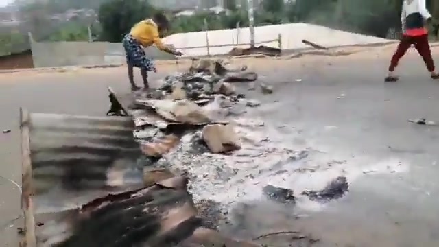 RD Congo: En Boma (provincia del Congo Central), se levantaron barricadas y algunas unidades policiales fueron incendiadas durante las protestas por la persistente inseguridad.