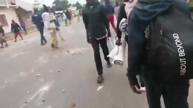 RD Congo: En Boma (provincia del Congo Central), se levantaron barricadas y algunas unidades policiales fueron incendiadas durante las protestas por la persistente inseguridad.
