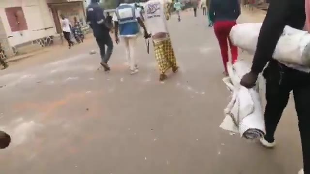 RD Congo: En Boma (provincia del Congo Central), se levantaron barricadas y algunas unidades policiales fueron incendiadas durante las protestas por la persistente inseguridad.