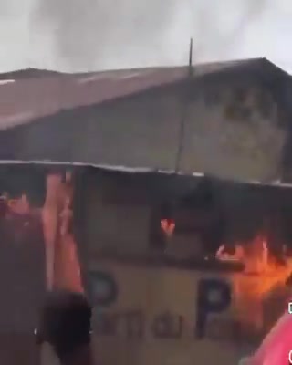 DRC: PPRD headquarters set on fire in Kinshasa. The headquarters of the PPRD, the party of former president Joseph Kabila, was set on fire this Monday, May 4, 2026, on Sendwe Avenue in Kinshasa. The act occurred during a demonstration organized by supporters of the government, initiated by the Union for Democracy and Social Progress (UDPS), who came to express their support for the US sanctions targeting the former head of state.
