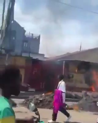 DRC: PPRD headquarters set on fire in Kinshasa. The headquarters of the PPRD, the party of former president Joseph Kabila, was set on fire this Monday, May 4, 2026, on Sendwe Avenue in Kinshasa. The act occurred during a demonstration organized by supporters of the government, initiated by the Union for Democracy and Social Progress (UDPS), who came to express their support for the US sanctions targeting the former head of state.